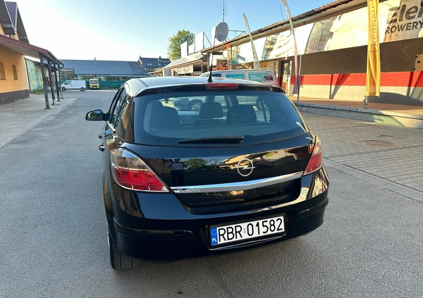 Opel Astra cena 16900 przebieg: 138000, rok produkcji 2010 z Brzozów małe 301